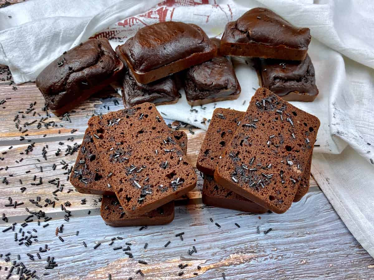 Gesunde Brownies halbiert auf einem Blech