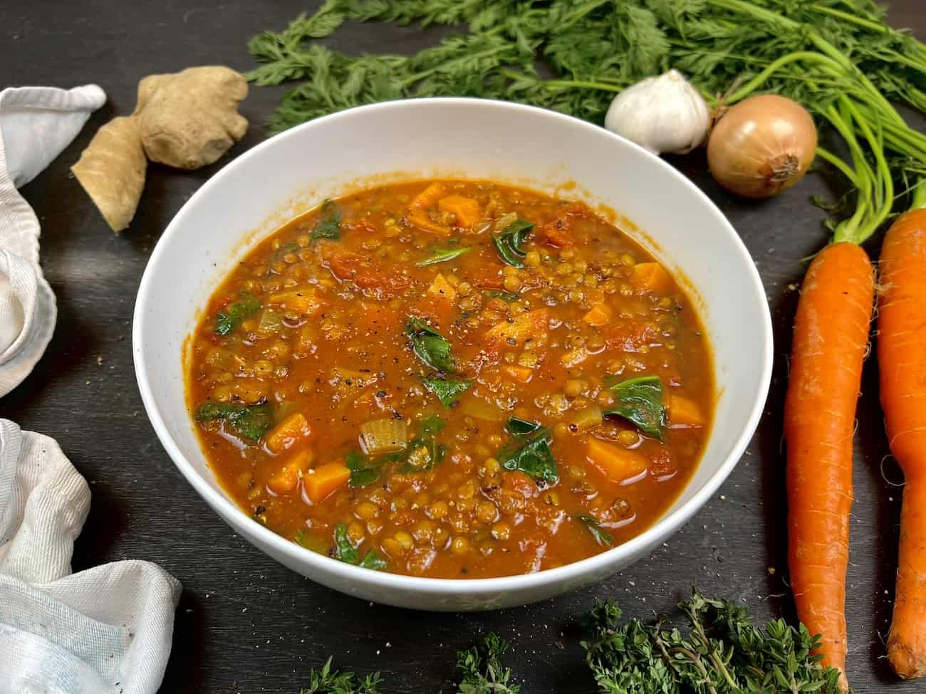 Gesunde Linsensuppe mit Kurkuma und Ingwer