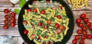 Gesunde Nudelpfanne mit Spinat