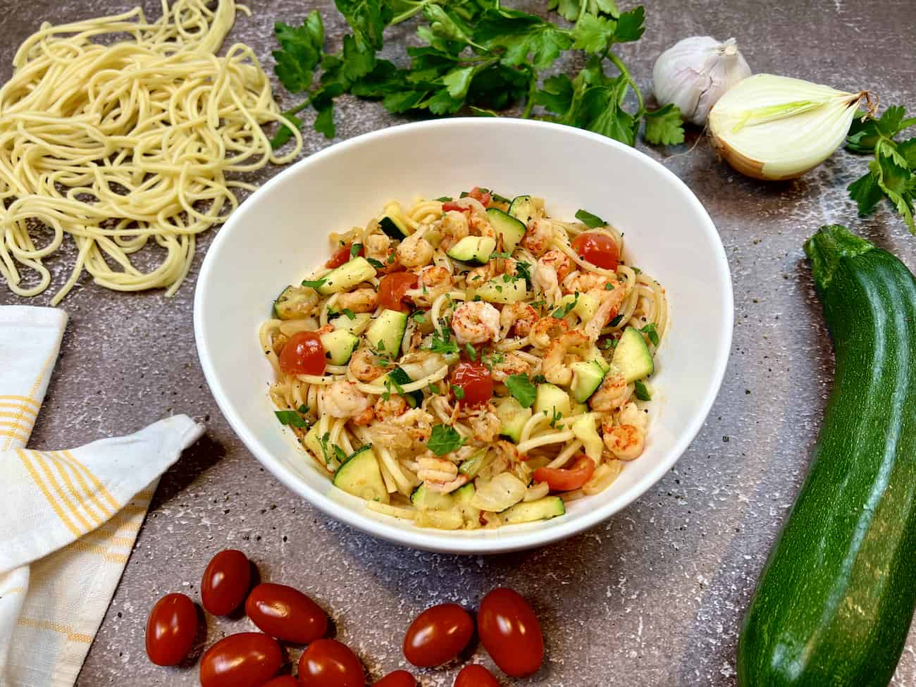 Gesunde Pasta mit Flusskrebsen und Tomaten