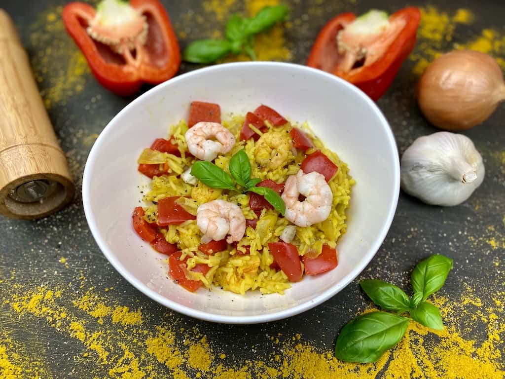 Gesunde Reispfanne mit Shrimps