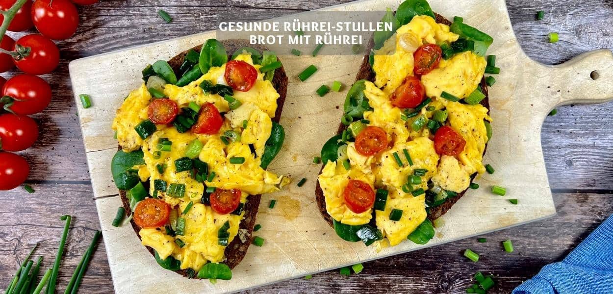 Rührei-Stullen: Brot mit Rührei, Feldsalat & Tomaten