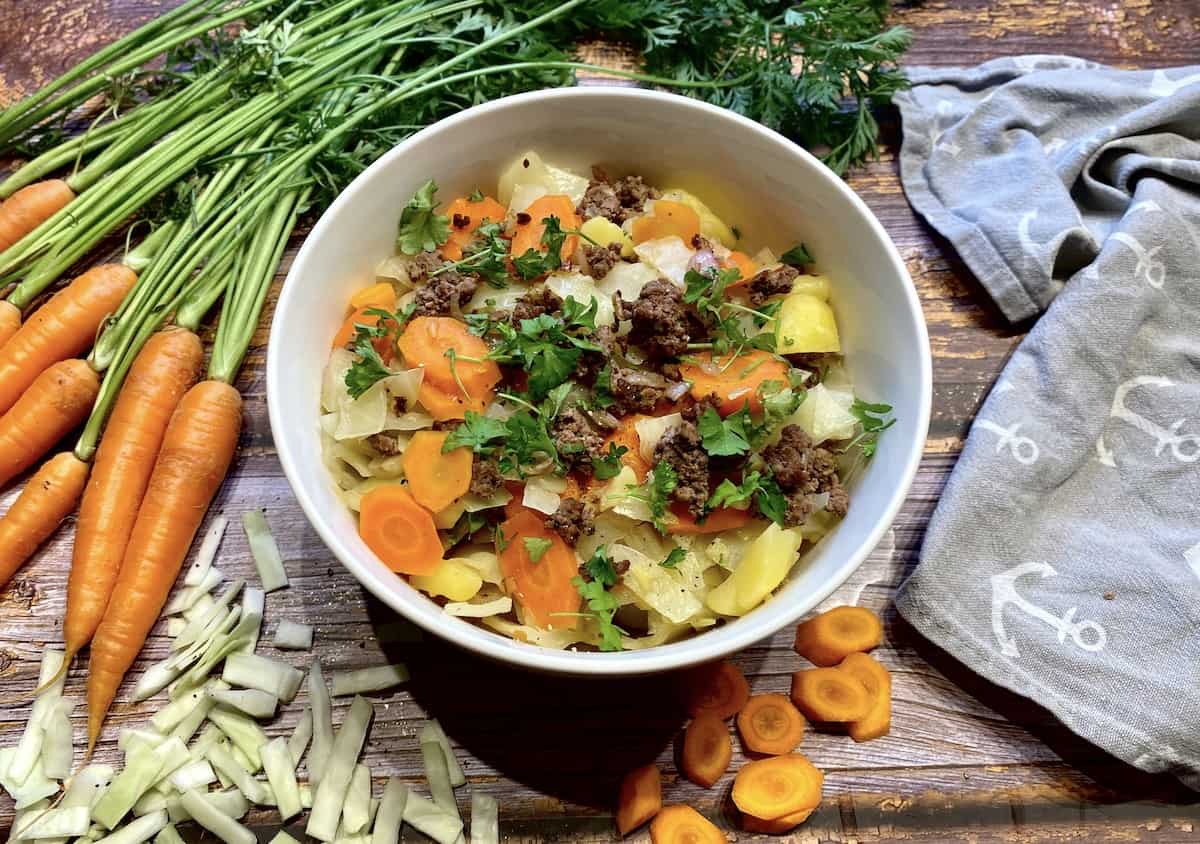 Gesunder kohl-Hackfleischeintopf