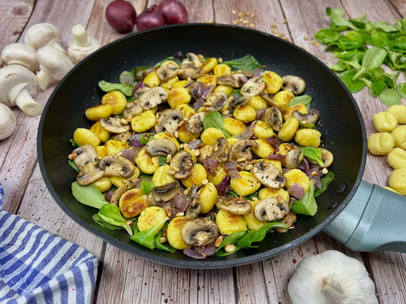 Gnocchi Pfanne mit Feldsalat Champignons und Pinienkerne Gnocchi-Pfanne mit Feldsalat, Champignons und Pinienkerne