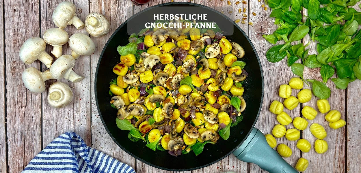 Gnocchi Pfanne mit Feldsalat Herbstliche Gnocchi-Pfanne mit Feldsalat, Champignons und Pinienkernen