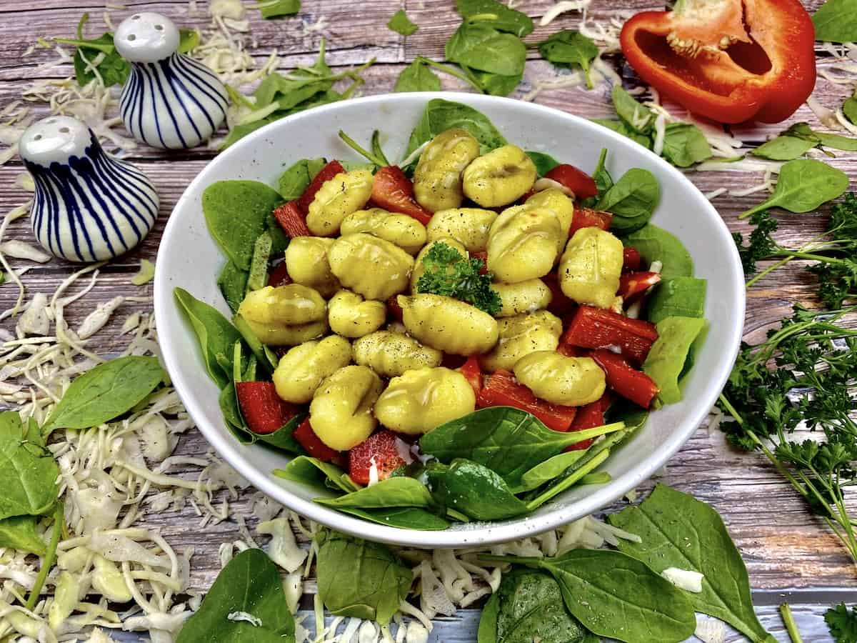 Gnocchi, Spinat, Paprika und Krautsalat