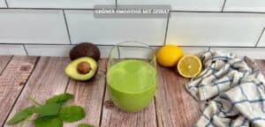 Grüner Smoothie mit Spinat und Avocado