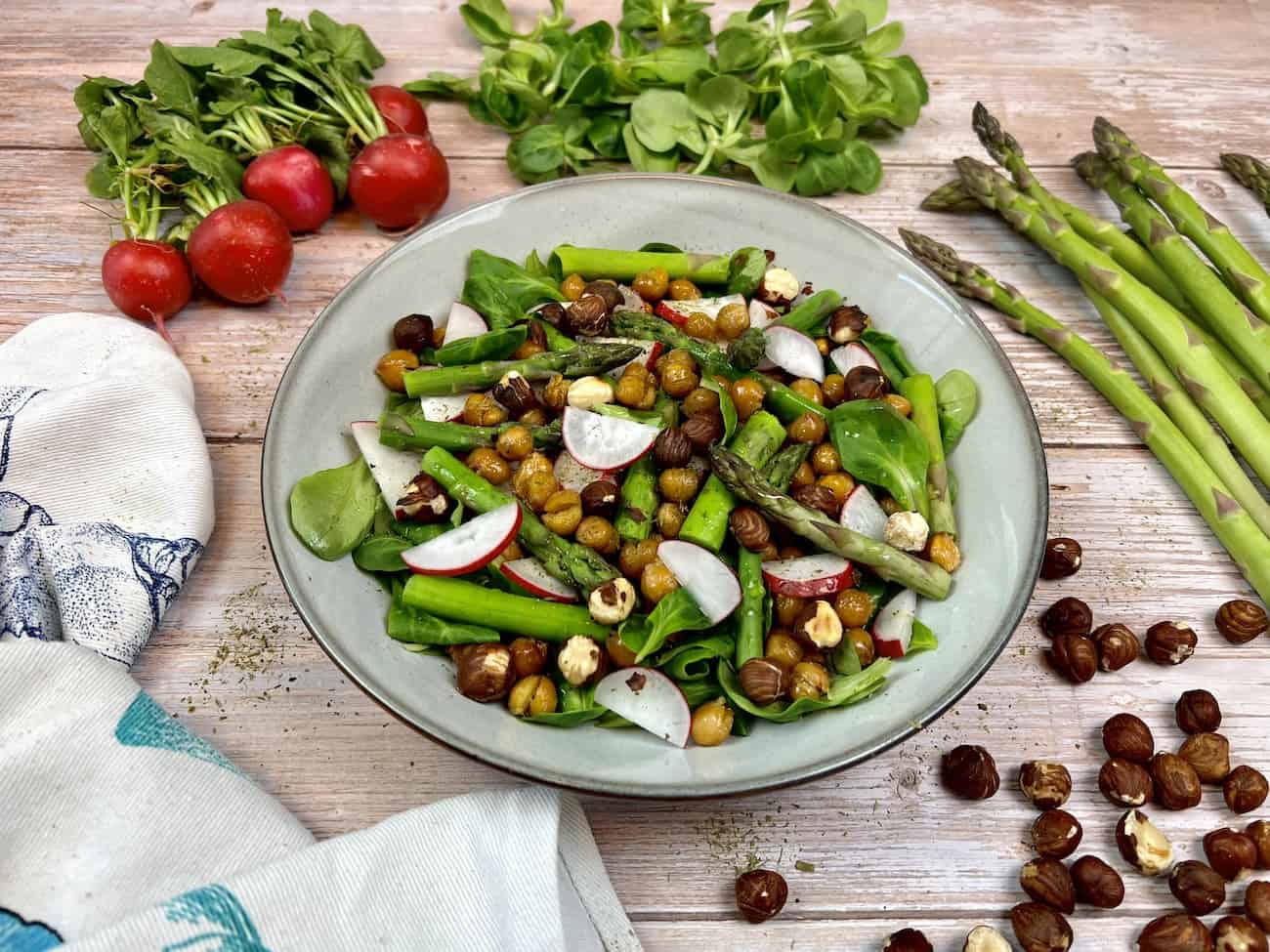 Grüner Spargel-Feldsalat mit gerösteten Kichererbsen