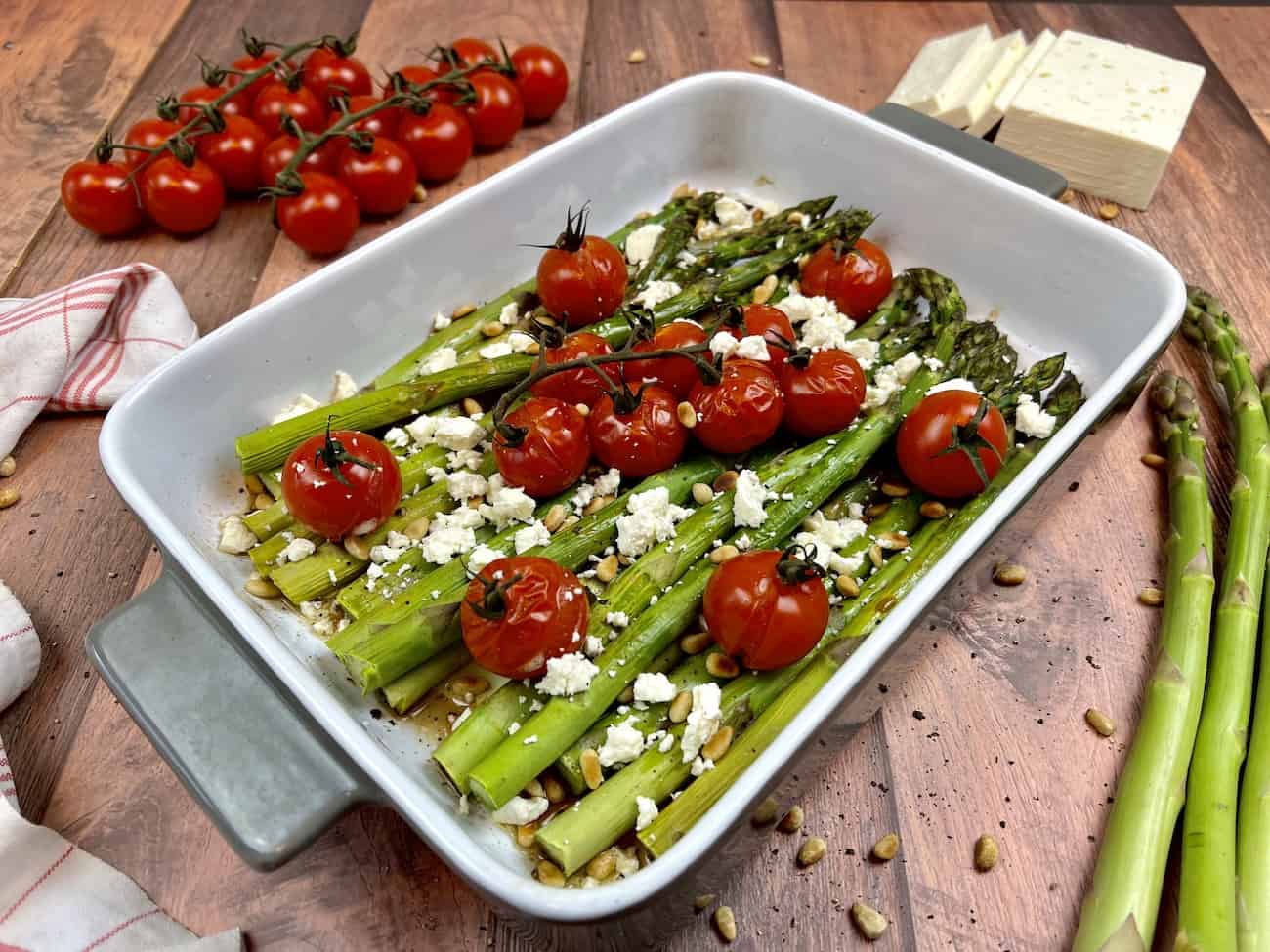 Gruener Spargel aus dem Ofen mit Feta Grüner Spargel aus dem Ofen mit Feta