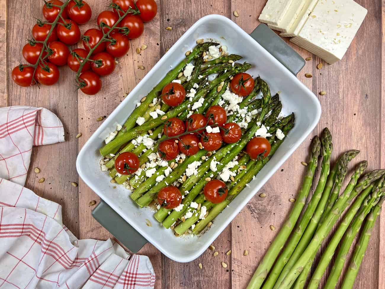 Gruener Spargel aus dem Ofen mit tomaten Grüner Spargel aus dem Ofen mit Tomaten