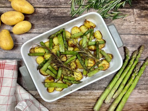 Grüner Spargel mit Kartoffeln aus dem Ofen