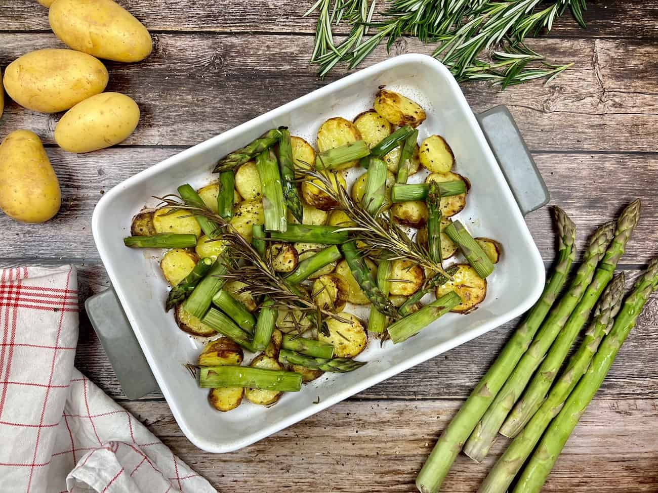 Gruener Spargel mit Kartoffeln aus dem Ofen Grüner Spargel mit Kartoffeln aus dem Ofen