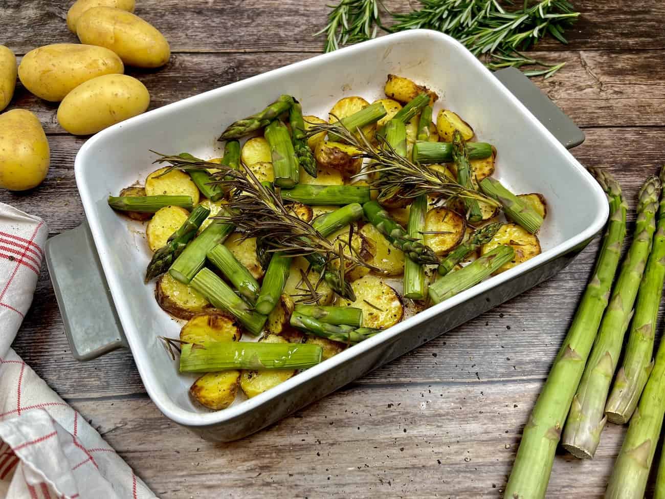 Gruener Spargel mit Kartoffeln Grüner Spargel mit Kartoffeln
