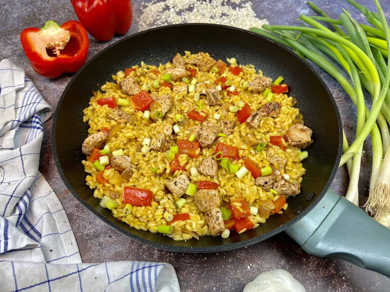 Haehnchen Reis Pfanne mit Curry und Paprika Hähnchen-Reis-Pfanne mit Curry und Paprika