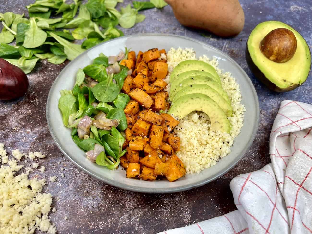 Herbstliche Couscous-Bowl mit Süßkartoffeln und Feldsalat