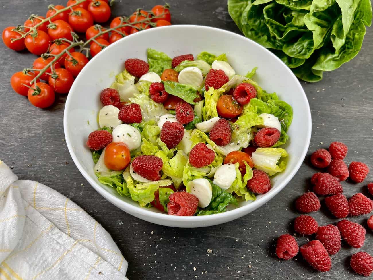 Himbeer Tomaten Salat mit Mini Mozzarella Himbeer-Tomaten Salat mit Mini-Mozzarella