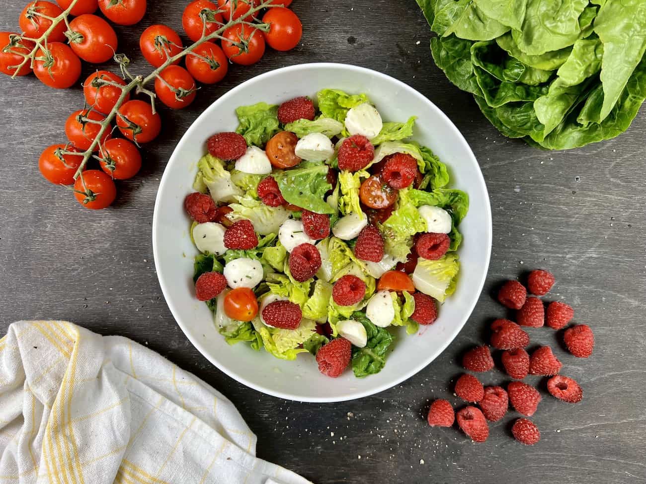 Himbeer Tomaten Salat mit Mozzarella Himbeer-Tomaten Salat mit Mozzarella