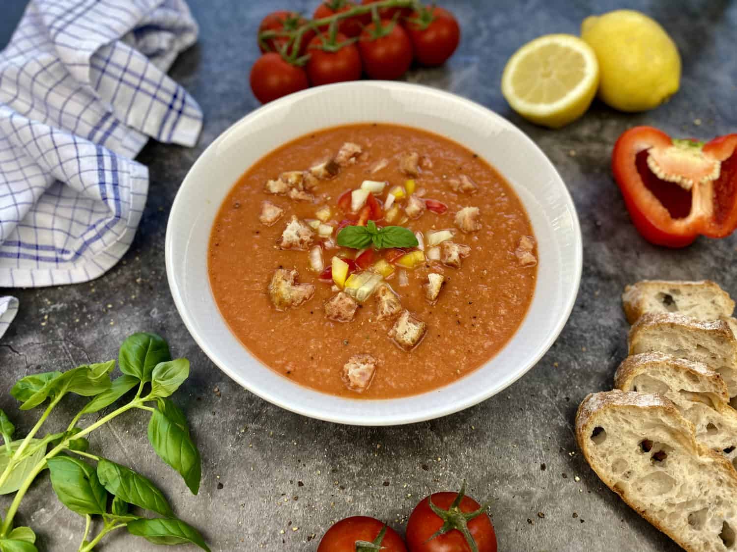 Kalte spanische Tomatensuppe Kalte spanische Tomatensuppe