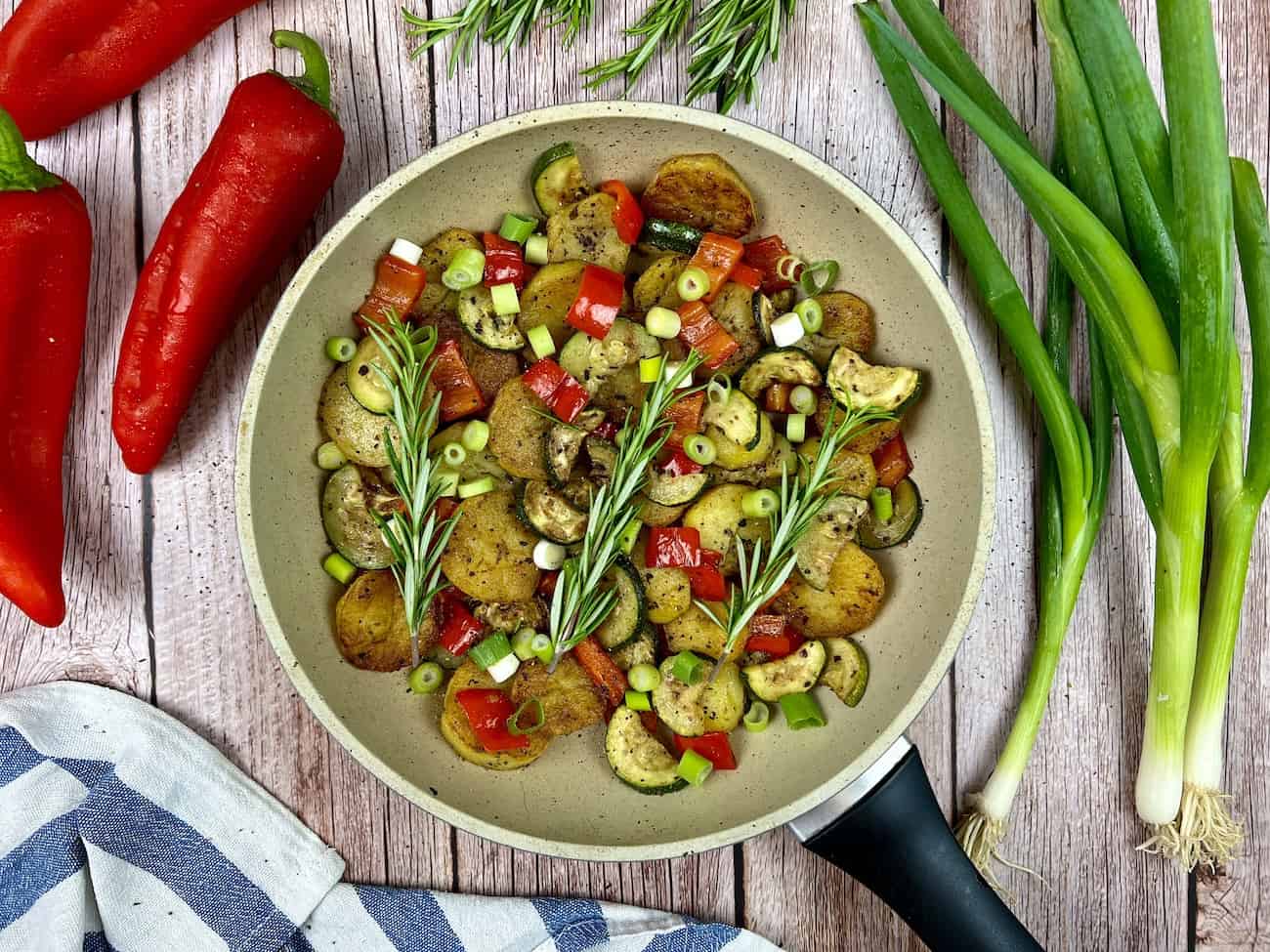 Kartoffel-Zucchini-Pfanne mit Paprika und Rosmarin