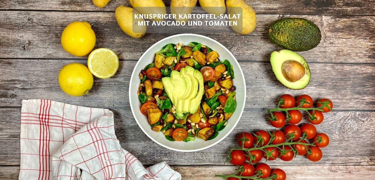 Knuspriger Kartoffel-Salat mit Avocado, Tomaten und Pinienkernen