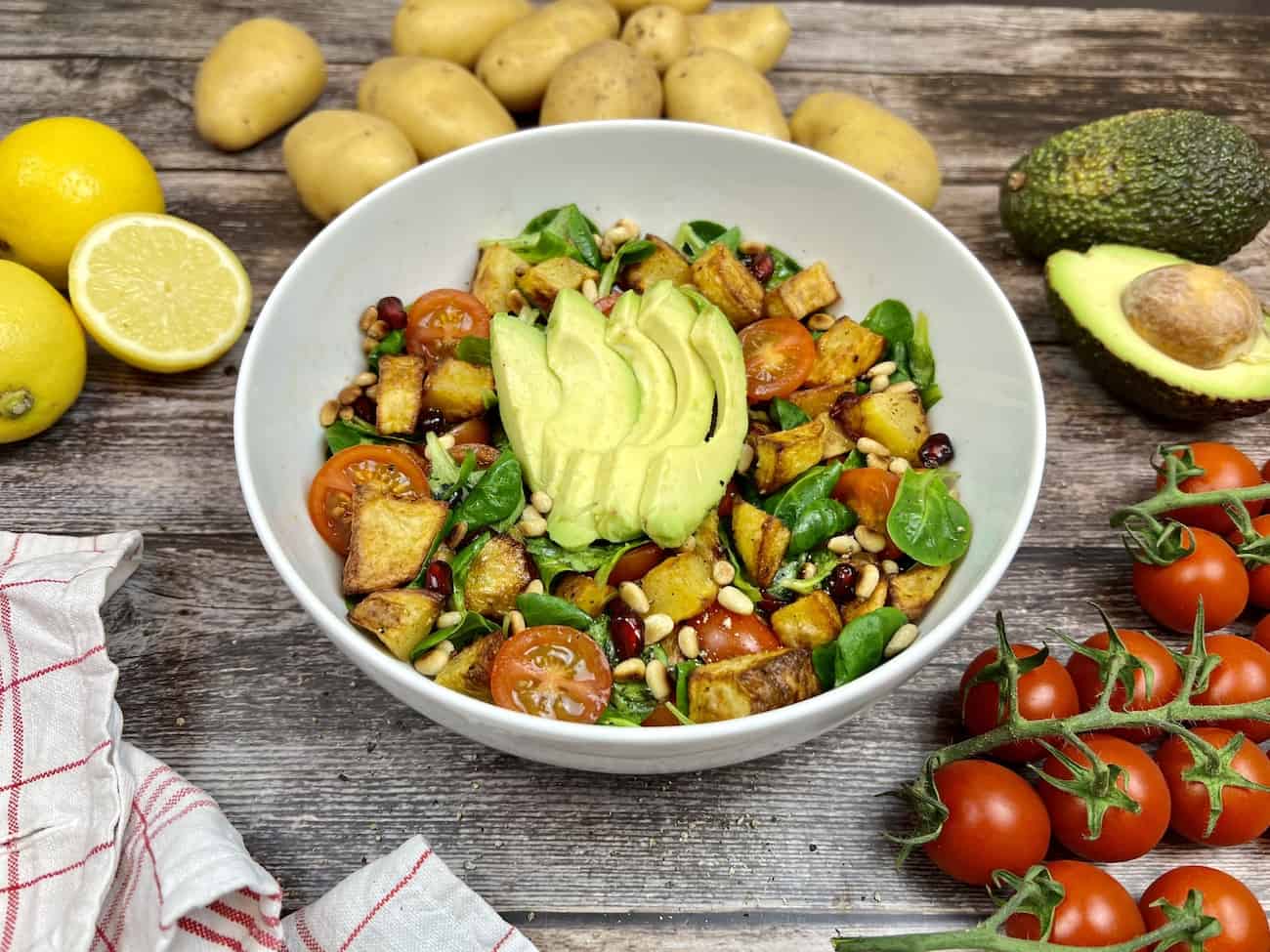 Knuspriger Kartoffel-Salat mit Avocado