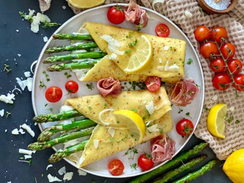 Kräuterpfannkuchen gefüllt mit grünem Spargel