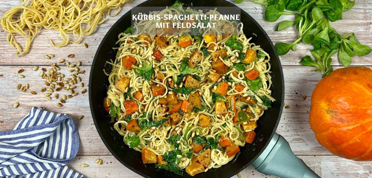 Kürbis-Spaghetti-Pfanne mit Feldsalat und Pinienkernen