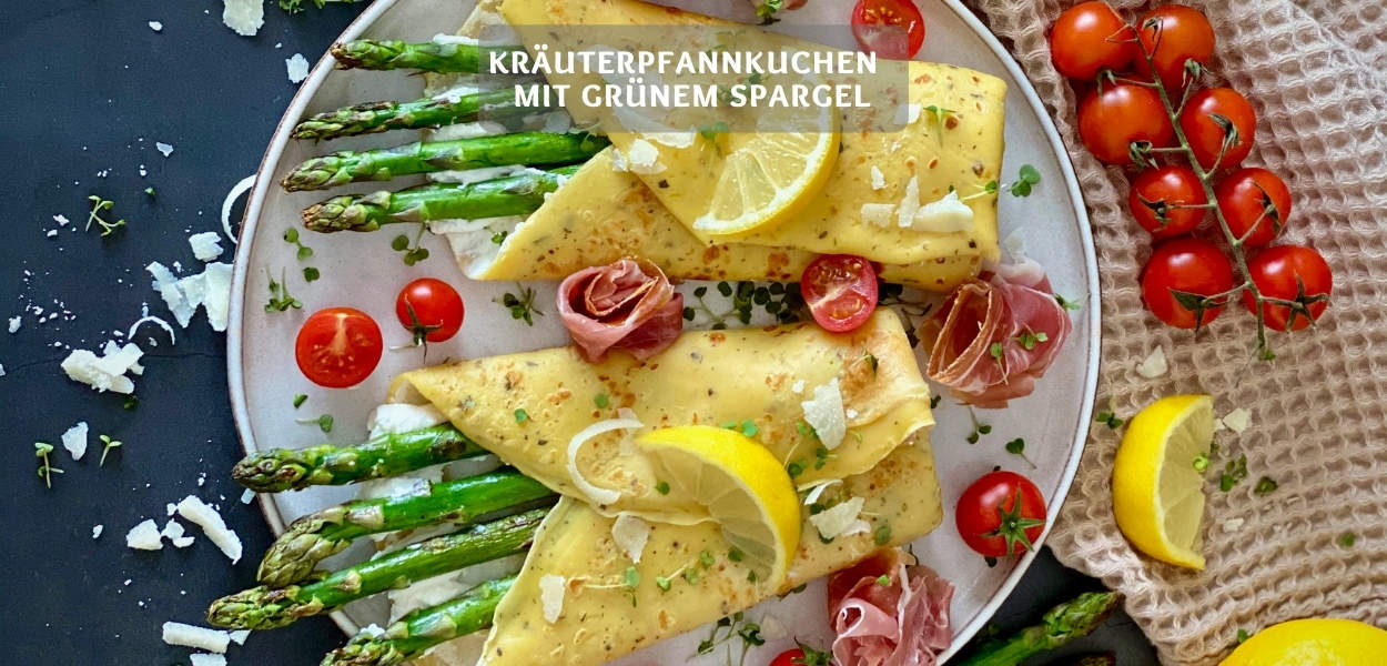 Leckere Pfannkuchen mit Spargel schinken und Ricotta Pfannkuchen mit grünem Spargel, Ricottacreme und Parmaschinken