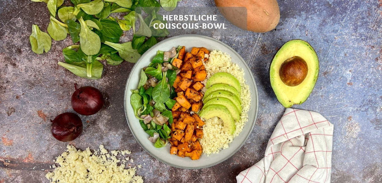 Herbstliche Couscous-Bowl mit Süßkartoffeln und Feldsalat