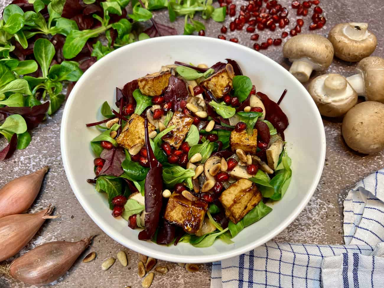 Leichtes Feldsalat Rezept mit Tofu und Granatapfelkernen