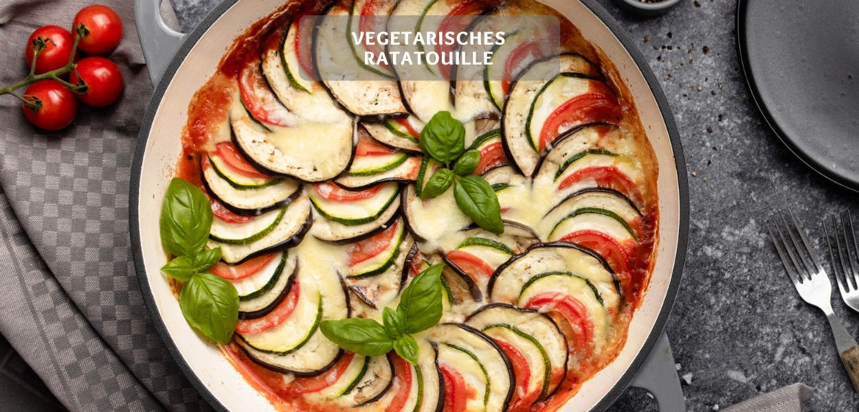 Vegetarisches Ratatouille aus dem Ofen mit Mozzarella