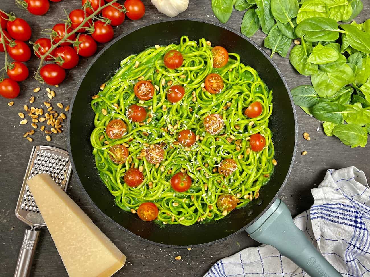 Linguine mit Spinat Sauce und Tomaten Linguine mit Spinat-Sauce und Tomaten