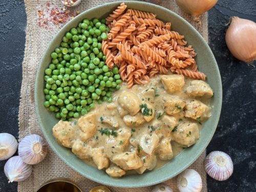 Linsennudeln mit Hähnchen Geschnetzeltem, Champignons und Erbsen