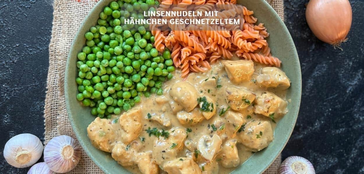Linsennudeln mit Hähnchengeschnetzeltem, Champignons und Erbsen