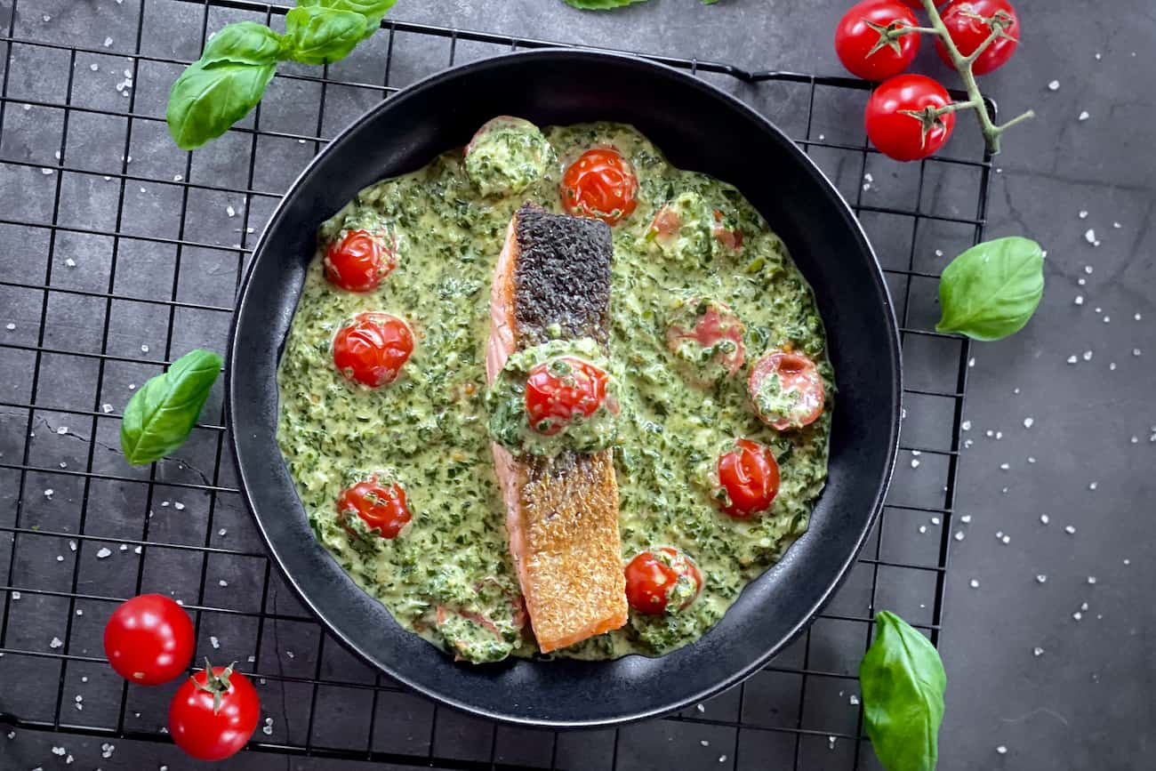 Low-Carb Lachs mit Spinat und Tomaten