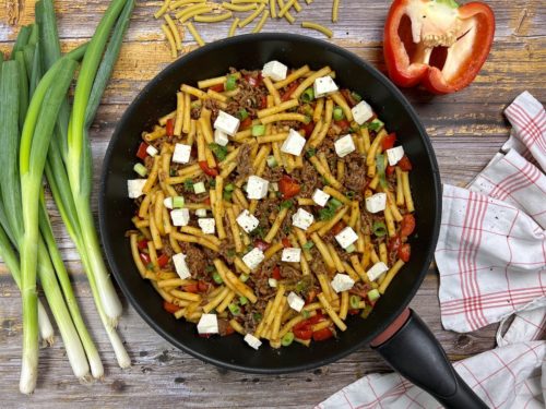 Makkaroni-Hack-Pfanne mit Feta