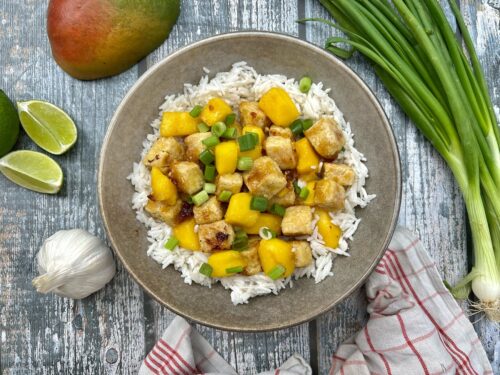Mango-Tofu-Bowl mit Reis Nahaufnahme