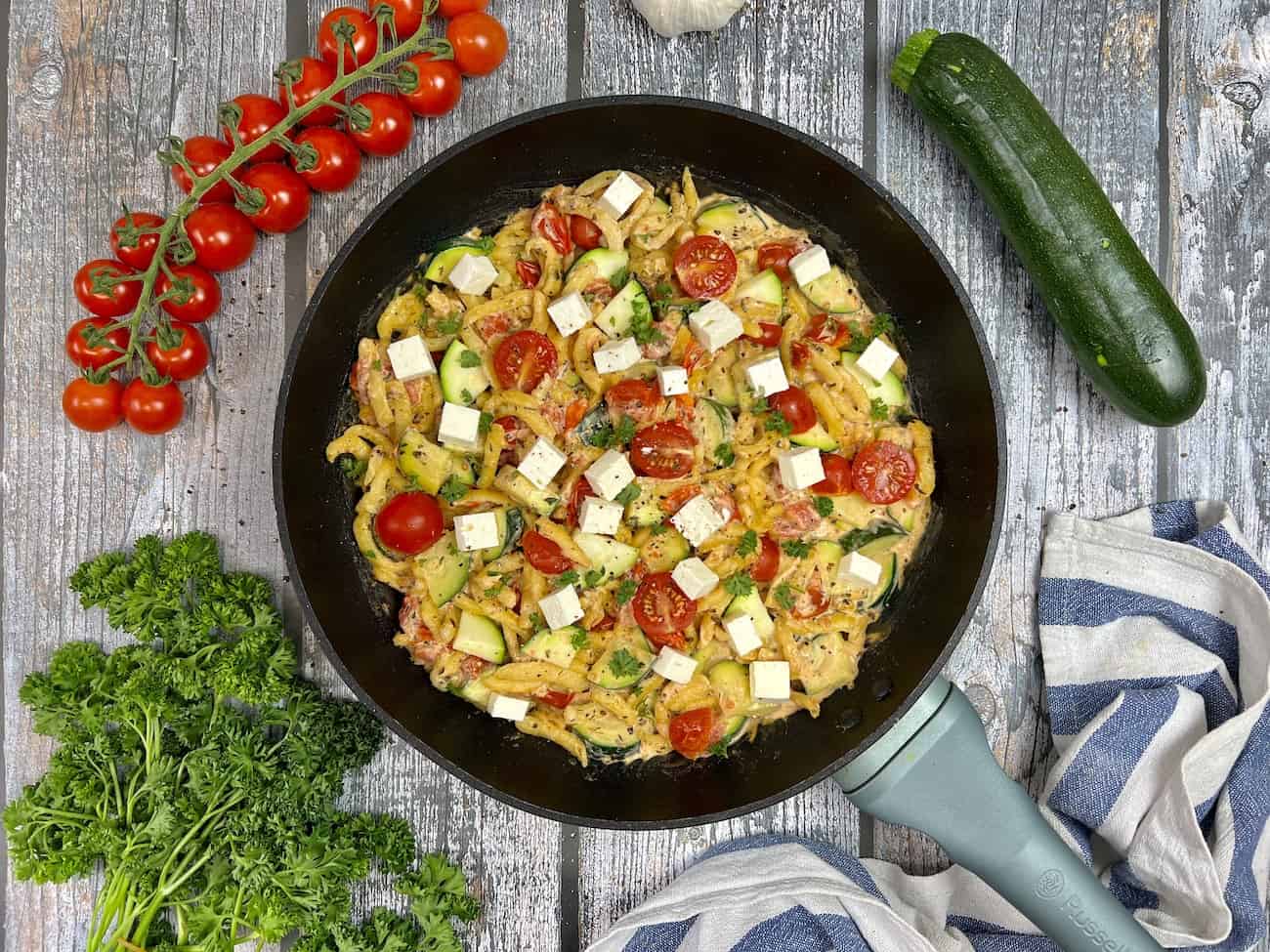 Mediterrane Spätzlepfanne mit Gemüse