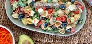 Mediterraner Nudelsalat mit Avocado-Dressing