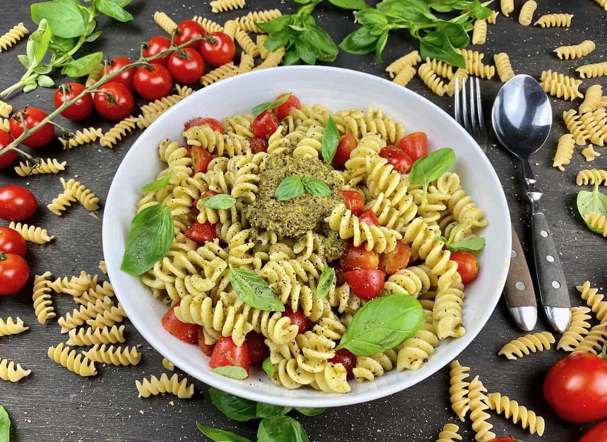 Nudeln mit Pesto und Cherrytomaten