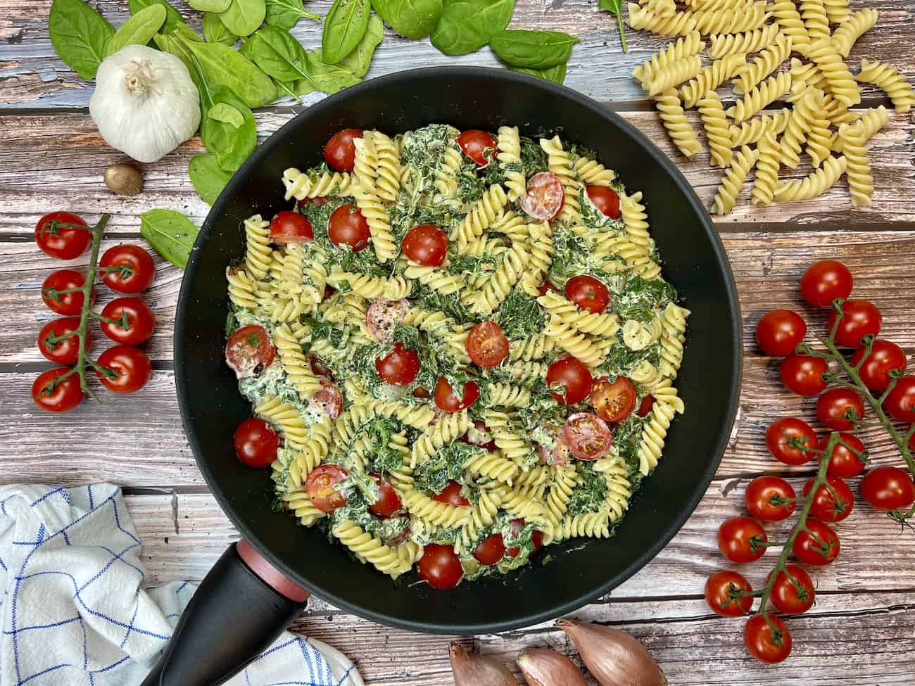 Nudelpfanne mit Spinat und Frischkäse