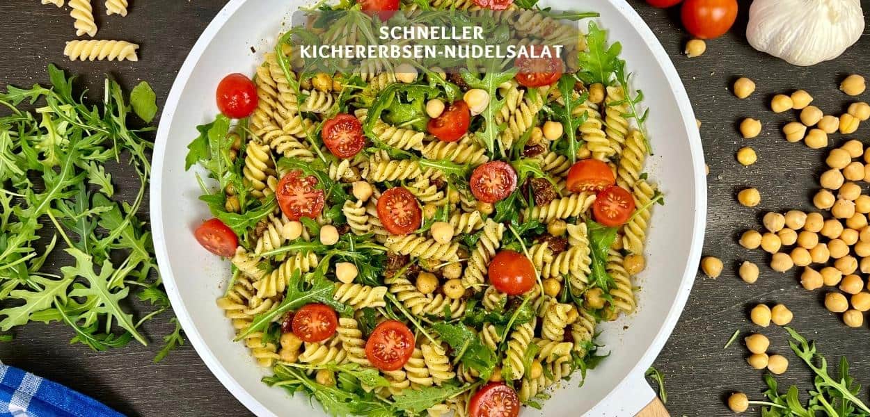 Schneller Kichererbsen-Nudelsalat mit Rucola und Tomaten