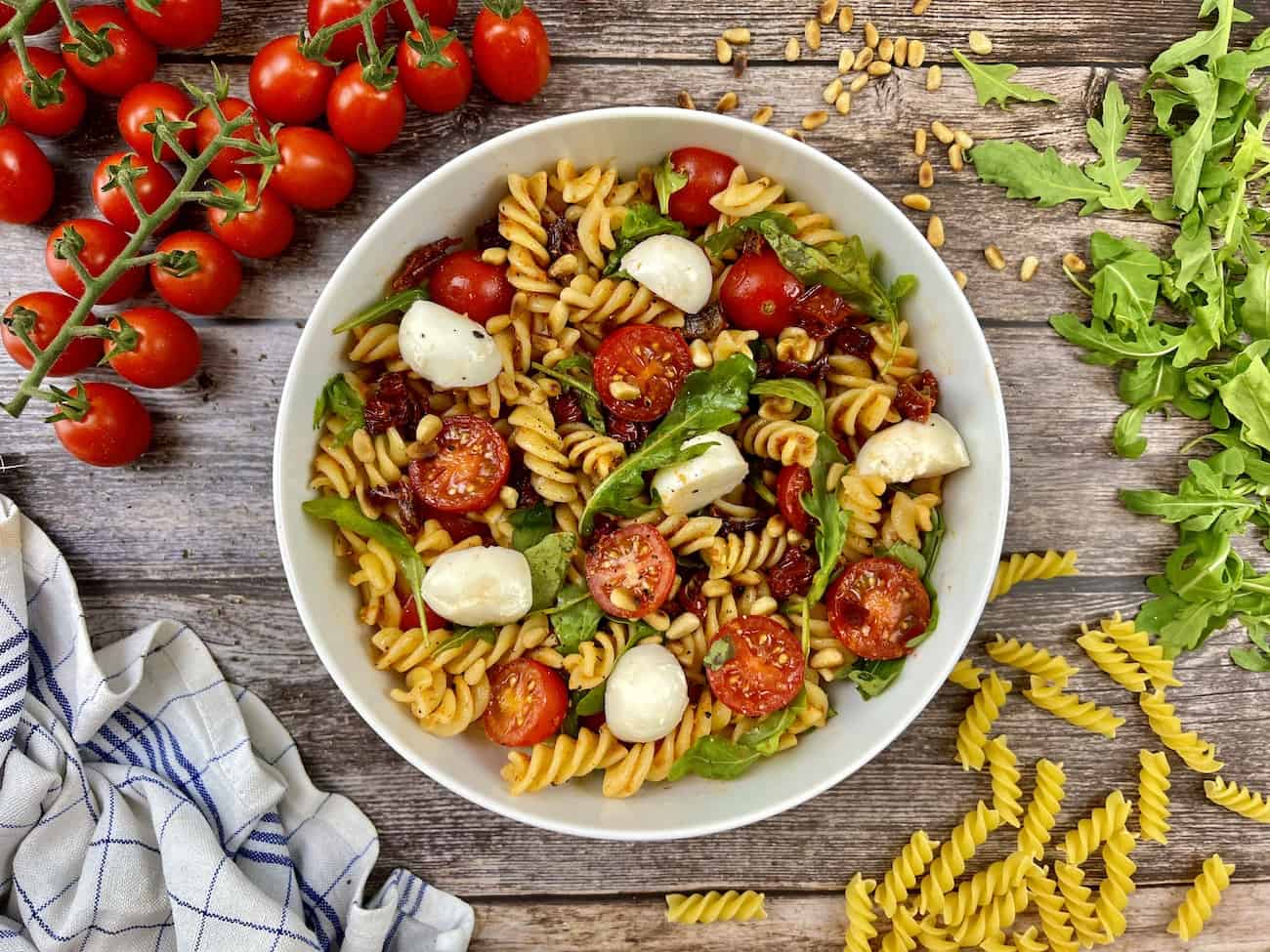 Nudelsalat mit Pesto und getrockneten Tomaten Nudelsalat mit Pesto und getrockneten Tomaten