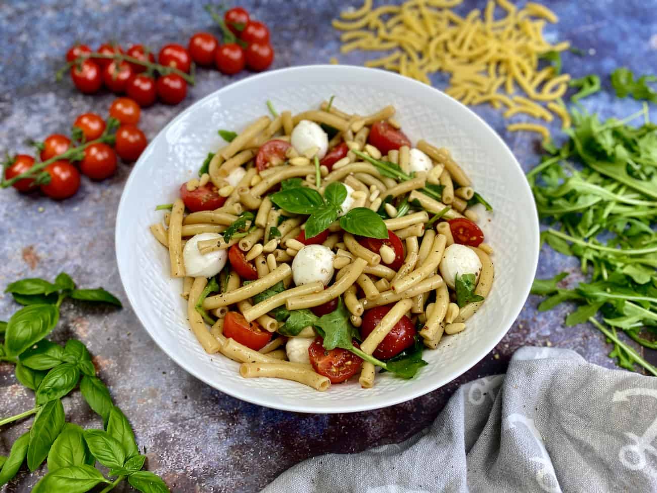 Nudelsalat mit Tomaten Basilikum und Mini Mozzarella Nudelsalat mit Tomaten, Basilikum und Mini-Mozzarella