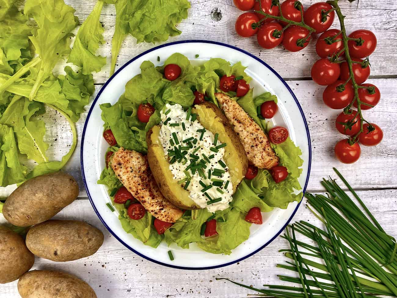 Ofenkartoffel mit Sour Cream und Hähnchen