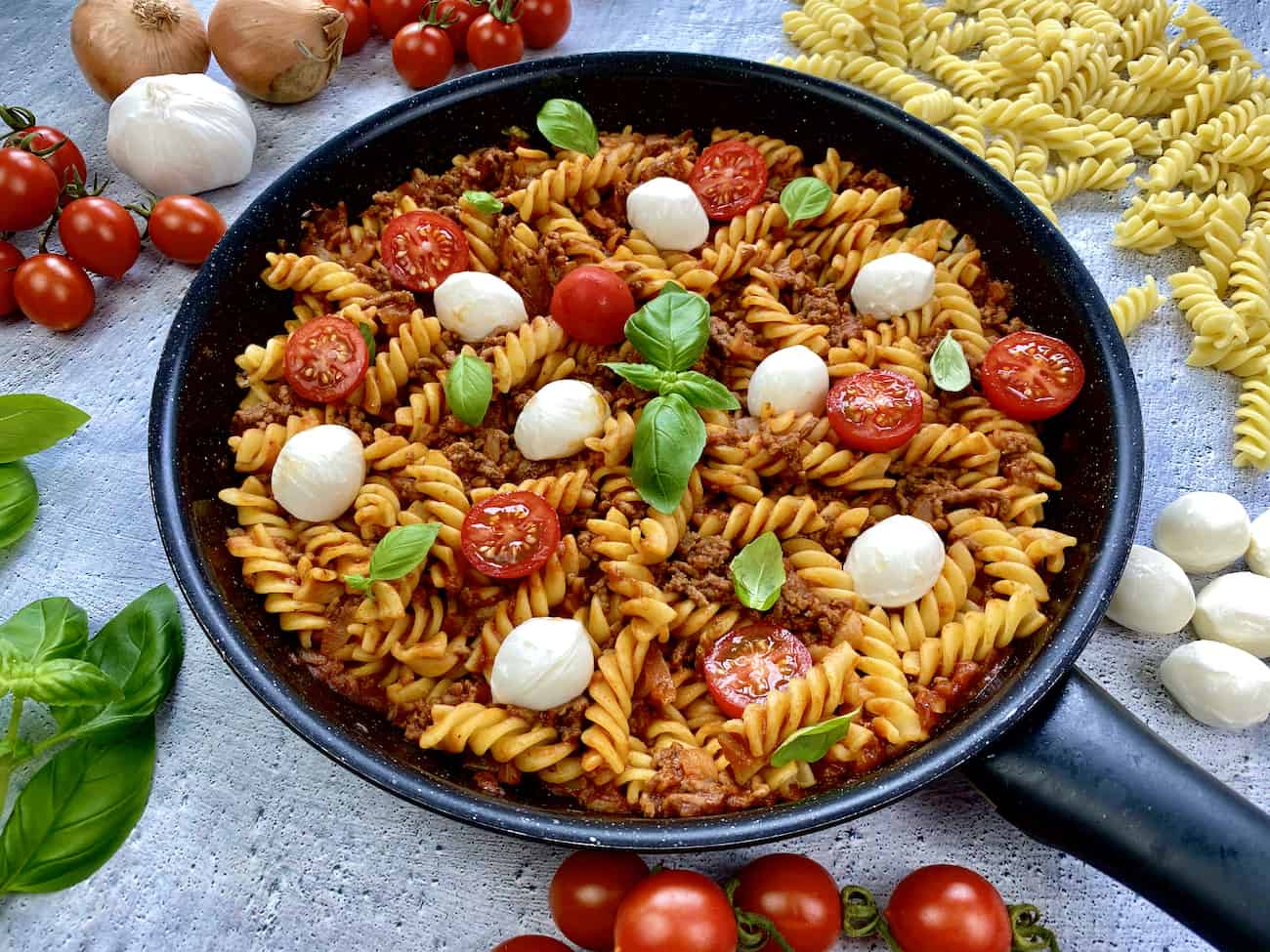 Pasta mit Frischen Tomaten und Mozzarella Pasta mit Frischen Tomaten und Mozzarella
