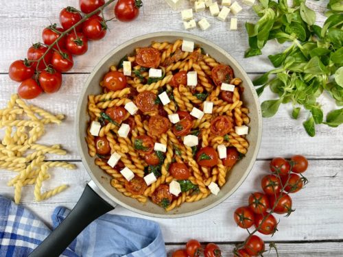 Pasta mit Tomaten und Feta