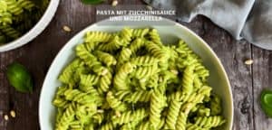 Pasta mit Zucchinisauce und Mozzarella