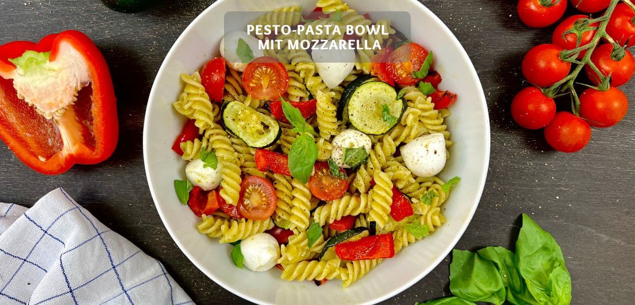 Pesto-Pasta Bowl mit Mozzarella und Gemüse