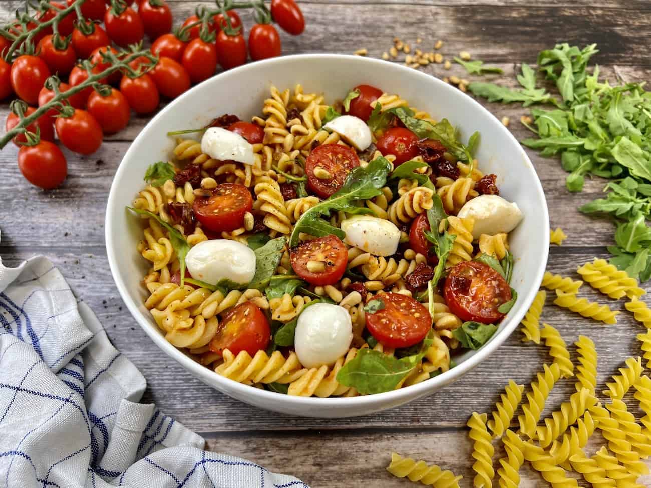 Pesto Salat mit getrockneten Tomaten Pesto Salat mit getrockneten Tomaten